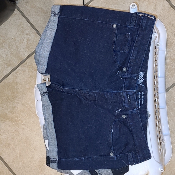 Women's shorts - Picture 1 of 3